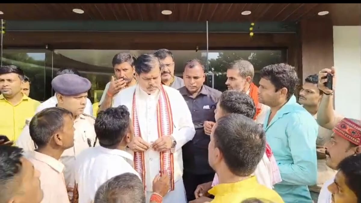 सारण में एमएलसी चुनाव का पारा गर्म, आनंद पुष्कर के समर्थन में पहुंचे शिक्षा मंत्री मिथलेश तिवारी