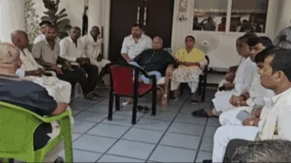 राघोपुर नाव हादसा में तेजस्वी बोले- पीढ़ियां तबाह हो गईं, अब चुप नहीं बैठेंगे! पीड़ित परिवारों से मिले लालू-राबड़ी