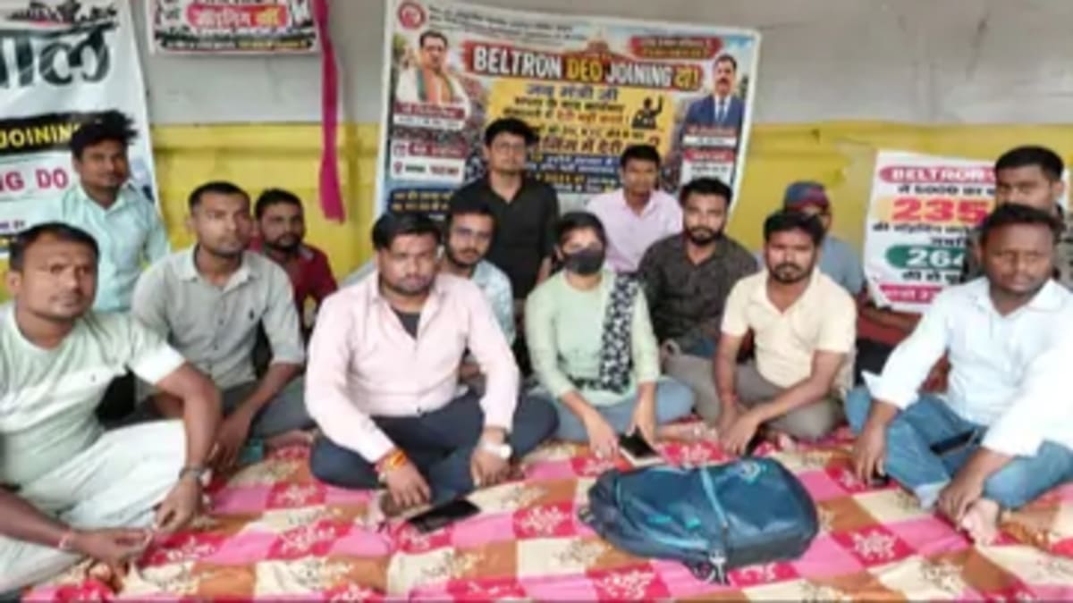 गर्दनीबाग में बेल्ट्रॉन अभ्यर्थियों का हल्लाबोल, स्कोर कार्ड पर भुट्टा जलाकर देंगे मंत्री को, 29 अक्टूबर तक का अल्टीमेटम