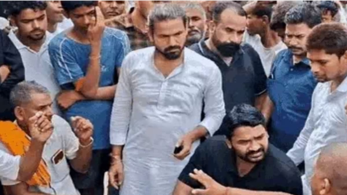 वैशाली नाव हादसा: पीड़ित परिवारों से मिलकर छलके शिक्षक रौशन आनंद के आंसू, सरकार और नेताओं को सुनाई खरी-खरी