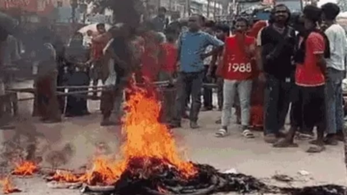स्कूल में करंट से झुलसी छात्रा का हाथ काटने की नौबत पर फूटा गुस्सा, परिजनों ने प्रदर्शन कर की सड़क जाम