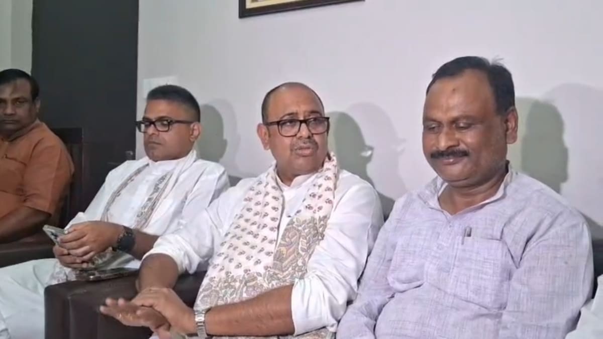 सारण में MLC चुनाव का समीकरण बदला, रामपुकार सिन्हा ने वापस लिया नामांकन, NDA के लिए करेंगे प्रचार