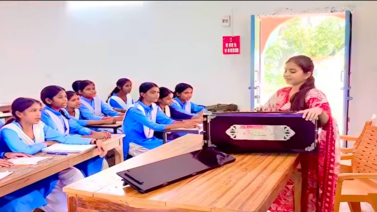 सुपौल की संगीत वाली मैडम, हारमोनियम की धुन और रामचरितमानस की चौपाइयों से बदल रहीं सरकारी स्कूल की तस्वीर