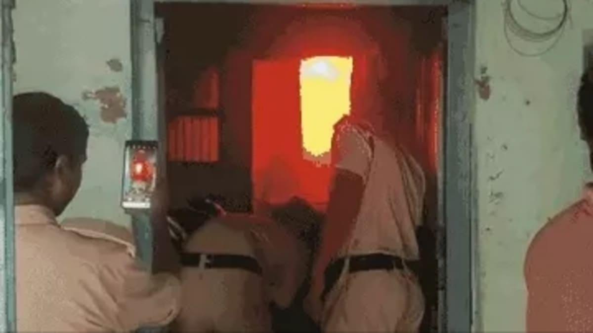 मोमबत्ती फैक्ट्री में आग, गैस लीकेज से मची अफरातफरी, संचालक झुलसे