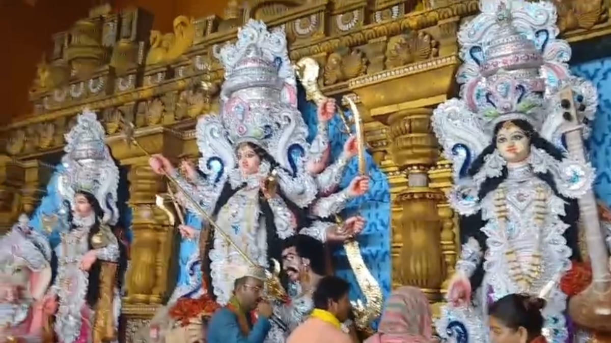 पटना में शारदीय नवरात्र की धूम: कहीं पुरी का जगन्नाथ मंदिर तो कहीं खजुराहो की तर्ज पर सजे भव्य पंडाल, भक्तों का उमड़ा सैलाब
