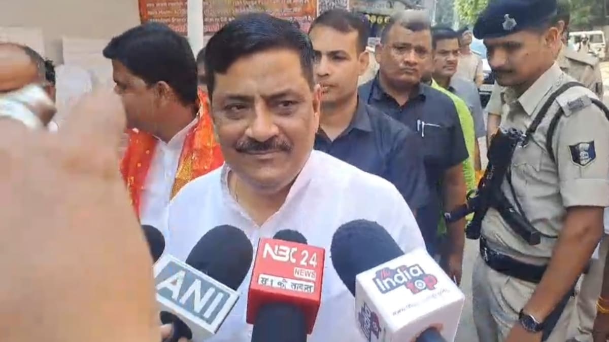 पटना में फरक्का बराज थीम पर बना दुर्गा पंडाल, जेडीयू नेता संजय झा ने किया दर्शन, संधि खत्म करने की उठी मांग