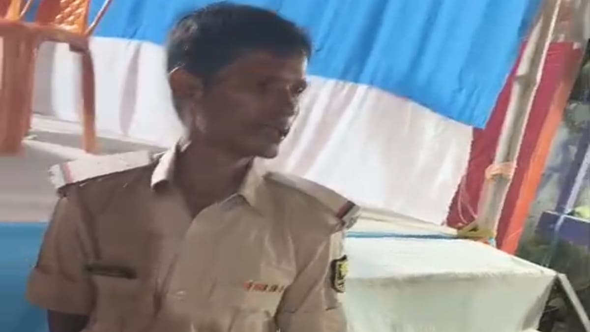 मोतिहारी में कचहरी चौक पर वर्दी पहन जमा रहा था रौब, रंगे हाथों धरा गया फर्जी पुलिसकर्मी
