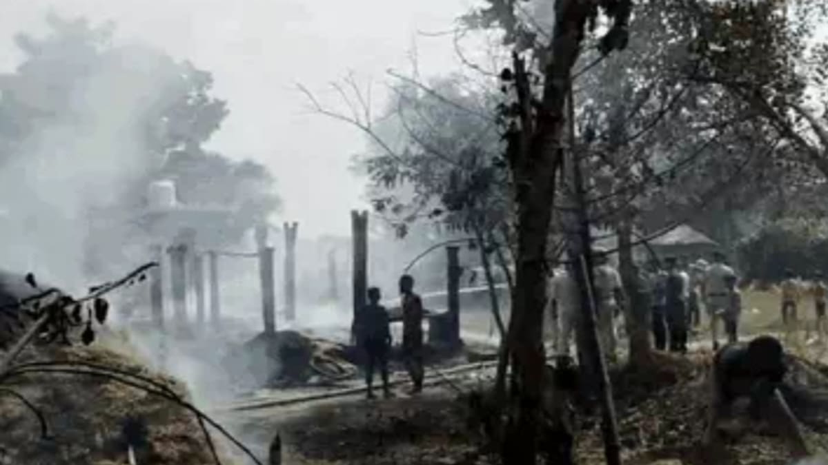 मेला देखकर लौट रहे युवक की हत्या के बाद बस्ती में तनाव, लोगों ने आरोपियों के घर फूंके
