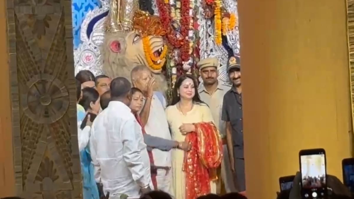 ​डाक बंगला चौराहा पहुंचे लालू प्रसाद यादव, महाअष्टमी के अवसर पर प्रसिद्ध पंडाल में परिजनों संग की मां दुर्गा की पूजा-अर्चना