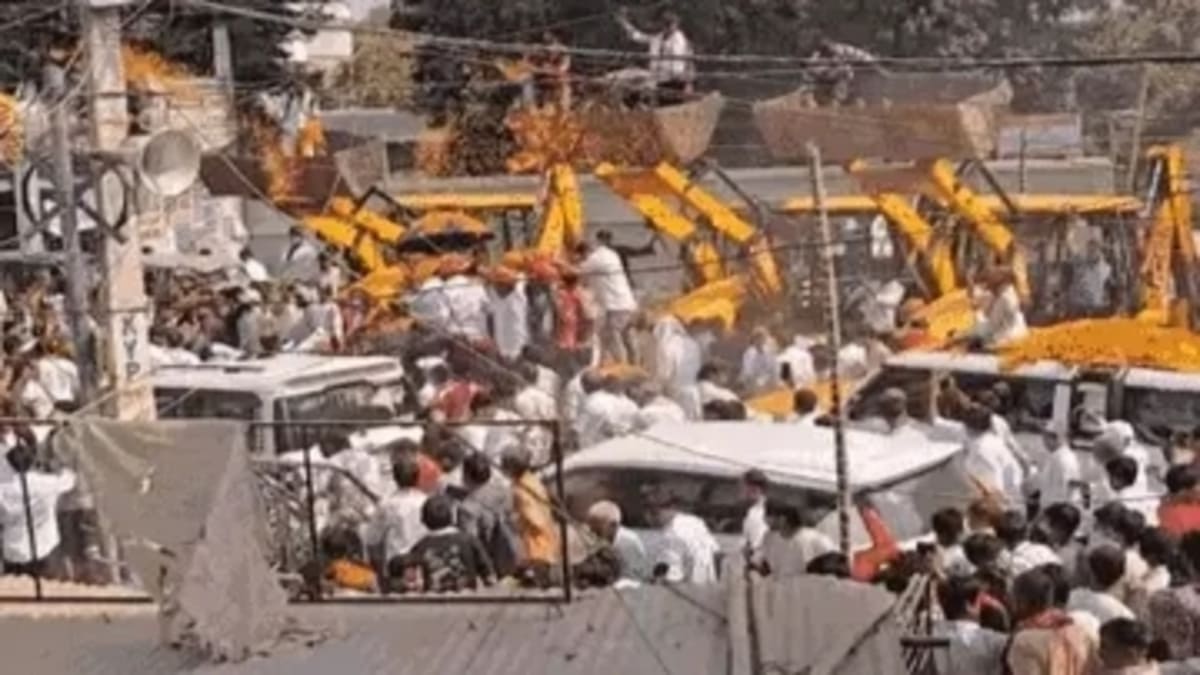 अनंत सिंह का 70 KM का रोड शो, 50 गाड़ियां, 11 JCB से फूलों की बारिश और जमानत जब्त कराने की खुली चुनौती!