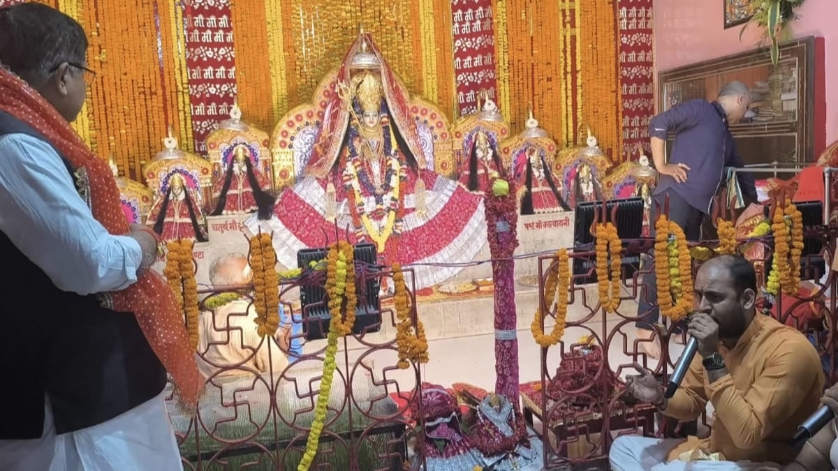 मुजफ्फरपुर में महाअष्टमी पर 5001 दीपों से जगमगाया नवदुर्गा मंदिर, भव्य महाआरती में उमड़ा आस्था का जनसैलाब