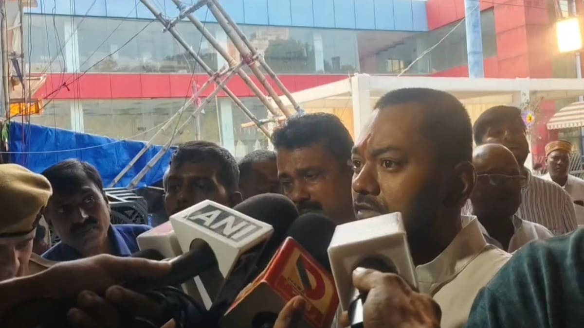 डाक बंगला चौराहा पहुंचे स्वास्थ्य मंत्री निशांत कुमार, मां दुर्गा से की प्रदेश की सुख-शांति की कामना