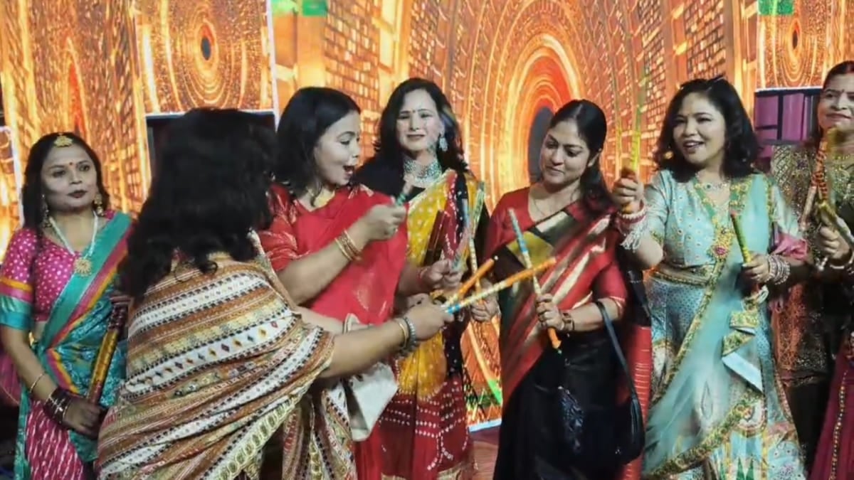 कैमूर में नवरात्रि पर भव्य डांडिया उत्सव, मोहनिया विधायक संगीता कुमारी ने महिलाओं संग जमकर खेले गरबा