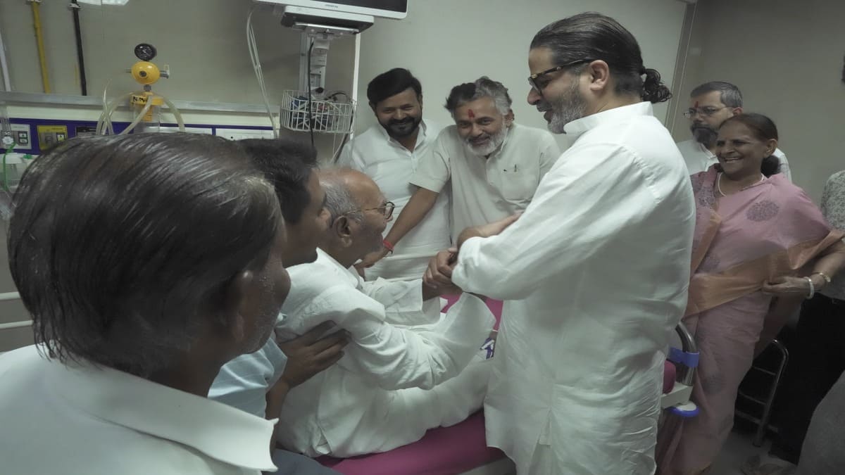 PK ने IGIMS पहुंचकर जदयू के वरिष्ठ नेता वशिष्ठ नारायण सिंह से की मुलाकात, डॉक्टरों से ली स्वास्थ्य अपडेट
