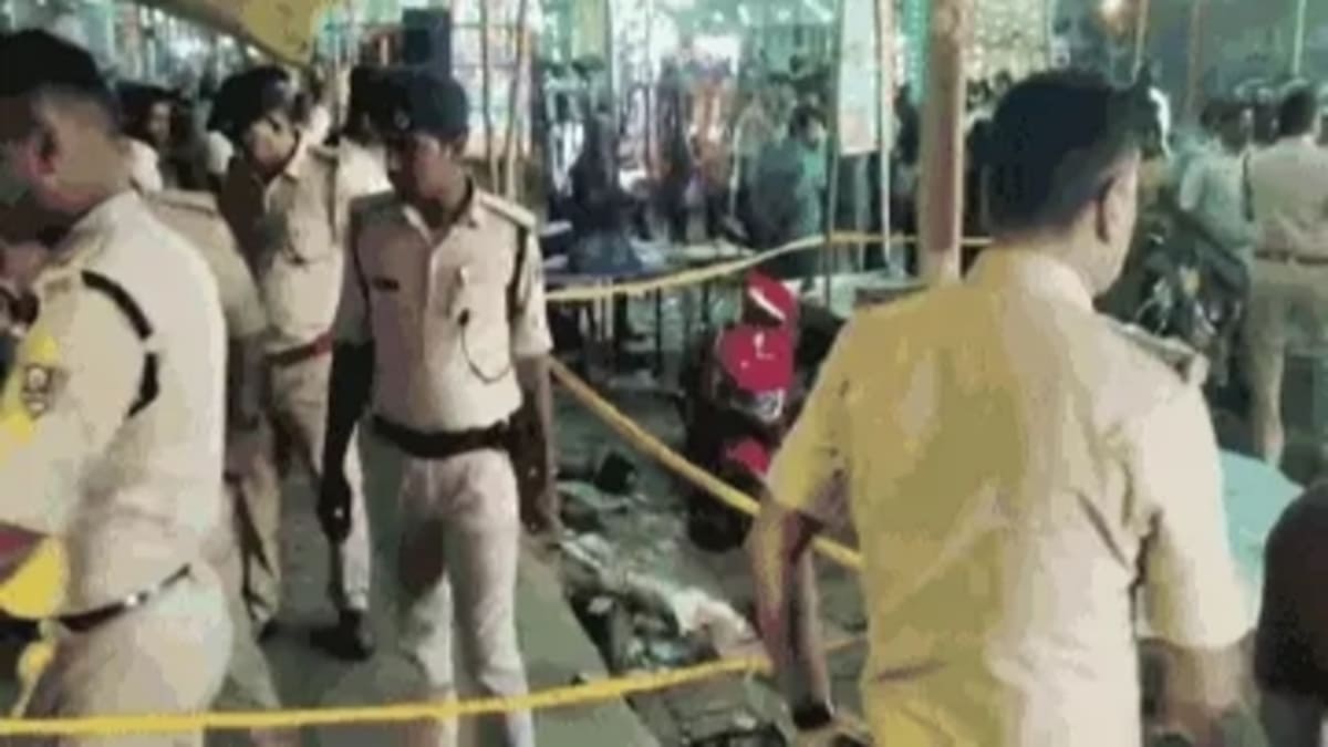 पुरानी रंजिश के कारण  पूजा पंडाल के पास प्रसाद वितरण के दौरान फायरिंग, एक युवक घायल