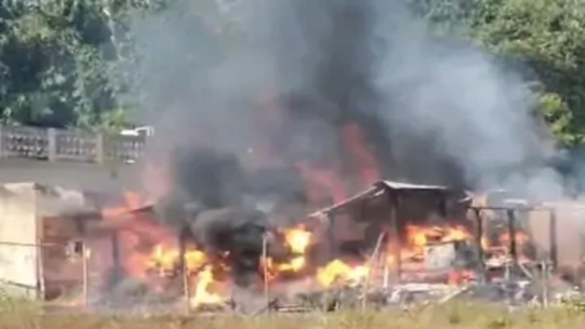 शॉर्ट सर्किट से घर में लगी भीषण आग, दो गैस सिलेंडर फटे, बाल-बाल बचे परिवार के लोग