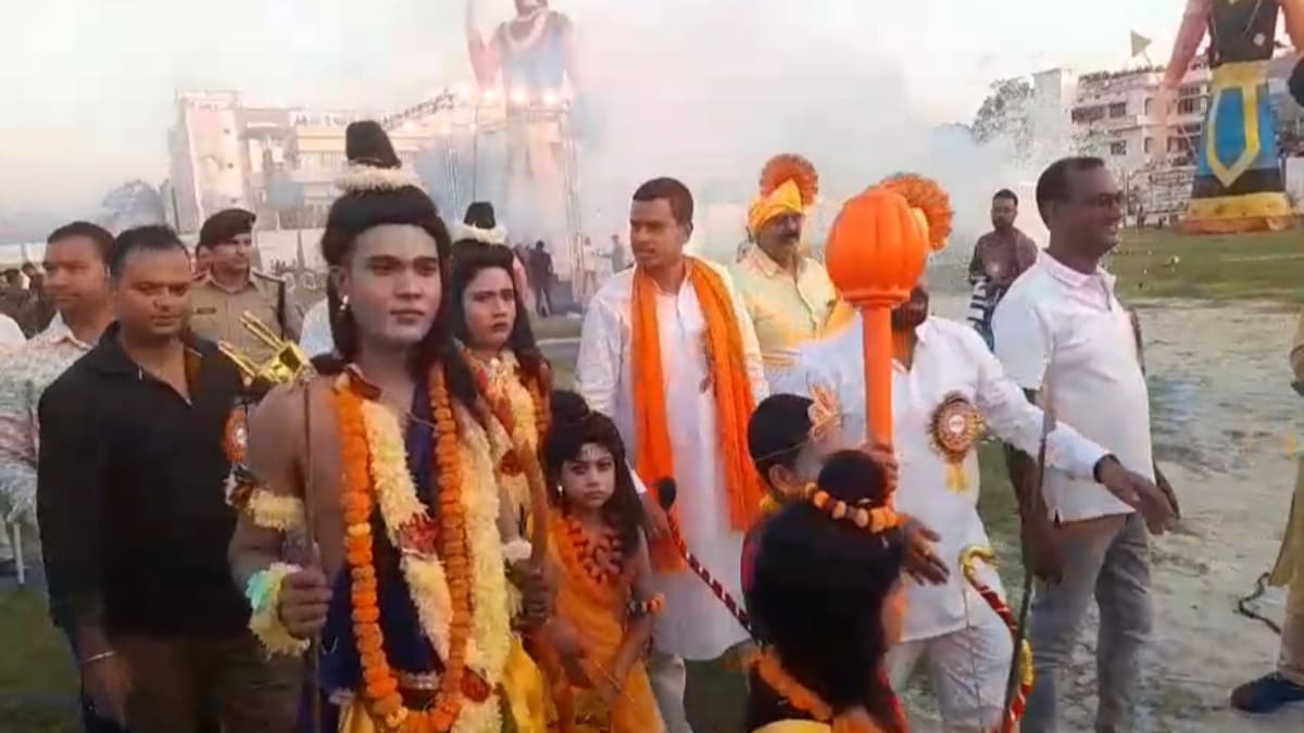 छपरा में धूमधाम से हुआ दशानन का दहन, अहंकार रूपी रावण का हुआ अंत, सुरक्षा के रहे कड़े इंतजाम