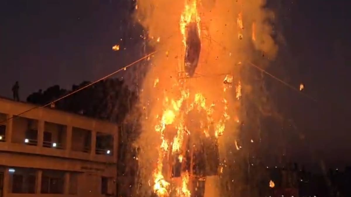 कोटवा में अधर्म पर धर्म की जीत, 70 फीट के रावण का दहन, हजारों की भीड़ बनी साक्षी