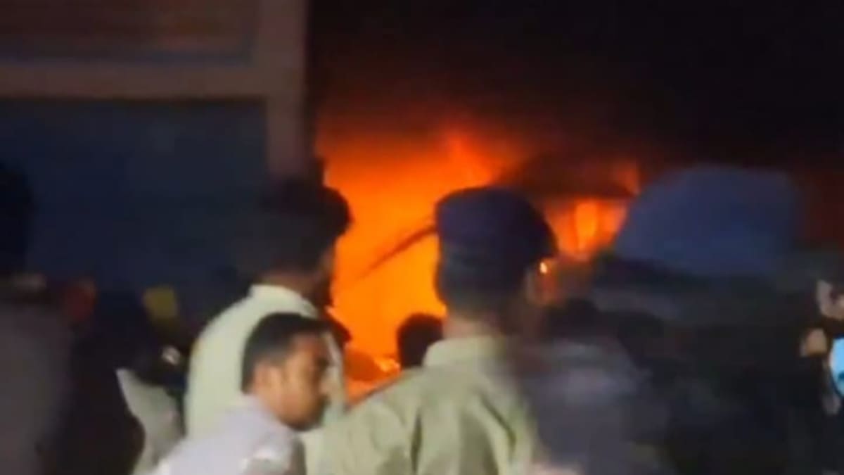 सीवान में दशहरा मेले के दौरान नाटक मंचन में भीषण आग, एक बच्चे समेत 4 की हालत गंभीर, पटना रेफर