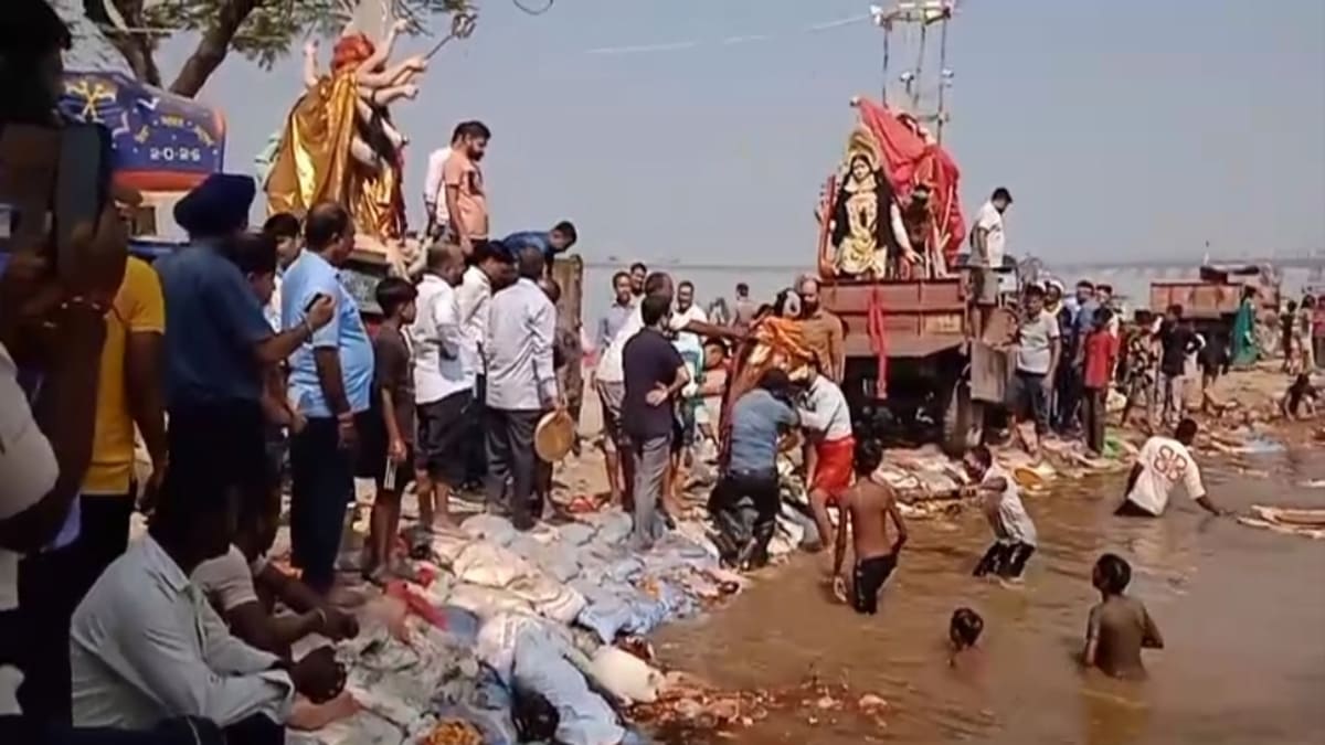 पटना में मां दुर्गे की प्रतिमाओं का विसर्जन शुरू, गंगा की स्वच्छता को लेकर प्रशासन सख्त