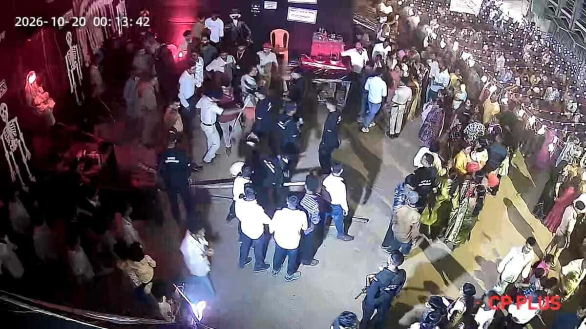 दुर्गा पूजा के दौरान हंगामा, भूत बंगला बंद कराने पहुंची पुलिस और समिति के सदस्यों में झड़प, थप्पड़ मारने का वीडियो वायरल