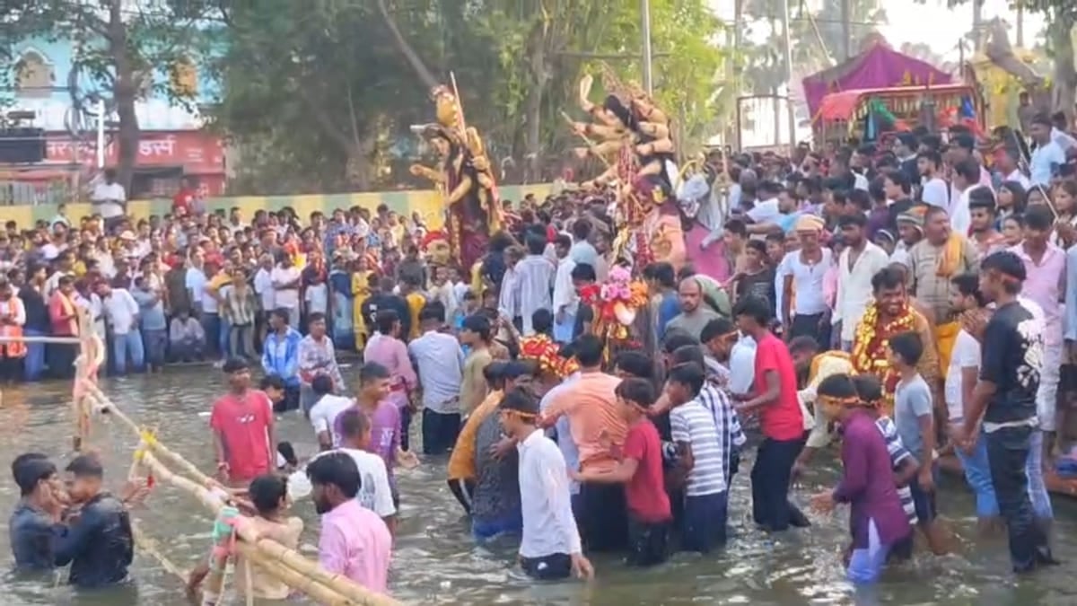 नम आंखों से मां दुर्गा को विदाई, जयकारों और ढोल-नगाड़ों के साथ निकला भव्य विसर्जन जुलूस
