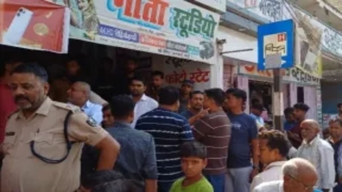 कंट्रोल सेंटर के पास मोबाइल दुकान का शटर तोड़ 40 लाख की चोरी, दर्जनों आईफोन गायब