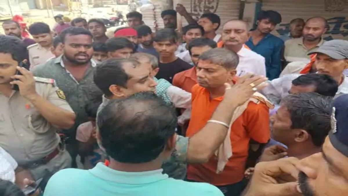 दुर्गा प्रतिमा विसर्जन जुलूस के दौरान युवक पर चाकू से हमला, इलाज के दौरान मौत