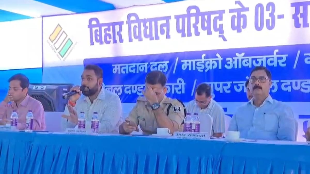 पूर्वी चंपारण में मतदान की सभी तैयारियां पूरी, DM-SP के कड़े निर्देश के साथ कर्मी केंद्रों के लिए रवाना