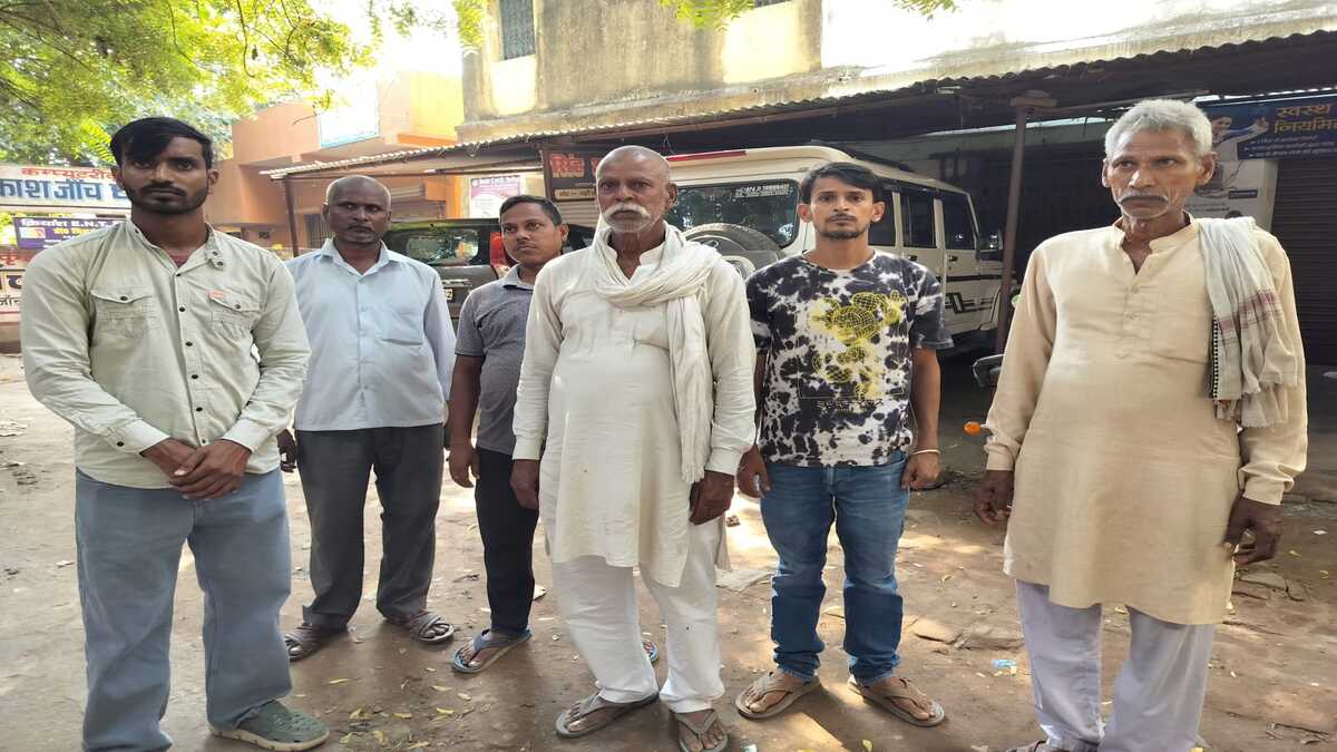 टेंपो पलटने से दबकर मजदूर की मौत, आक्रोशित परिजनों ने सड़क जाम कर किया हंगामा, चालक फरार