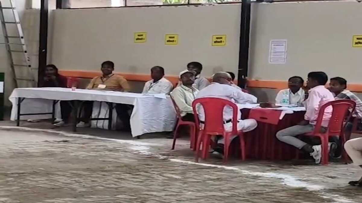 बिहार MLC चुनाव: दरभंगा स्नातक और शिक्षक सीट के लिए वोटिंग जारी, दिग्गजों के भाग्य का फैसला कर रहे 1.35 लाख मतदाता