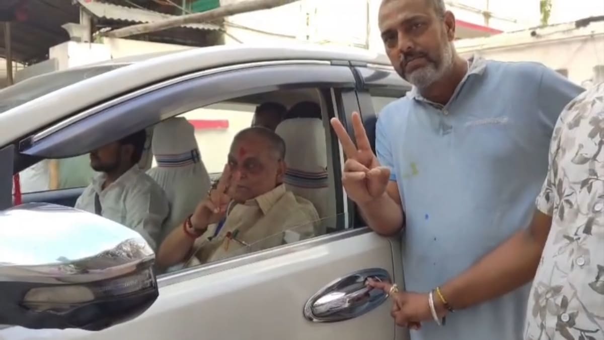 बिहार विधान परिषद का मतदान जारी, नीरज कुमार ने दिखाए विक्ट्री साइन, बोले – मैं गिरने वाला नहीं