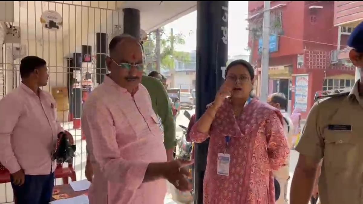 आचार संहिता की उड़ी धज्जियां, मतदान केंद्र के बाहर मिला BJP प्रत्याशी का पोस्टर, तीसरी बार चेतावनी देकर हटवाया बैनर