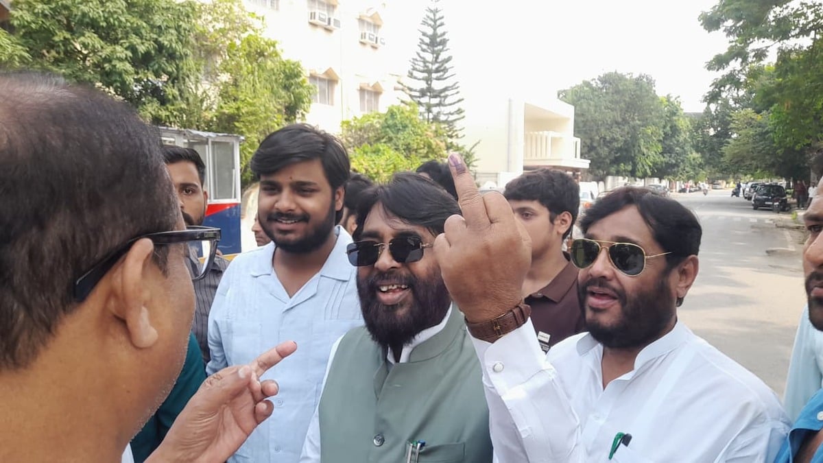 MLC नवल किशोर यादव ने डाला वोट, बोले- इस बार लगेगा जीत का छक्का, विपक्षियों की होगी जमानत जब्त!