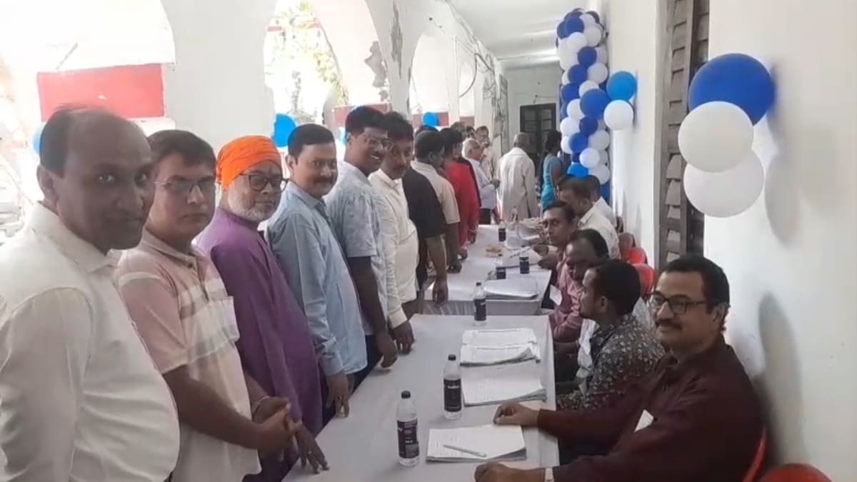 बिहार विधान परिषद की 8 सीटों के लिए वोटिंग जारी, दोपहर 12 बजे तक 42.55% वोटिंग, जानें कहां कितने पड़े वोट
