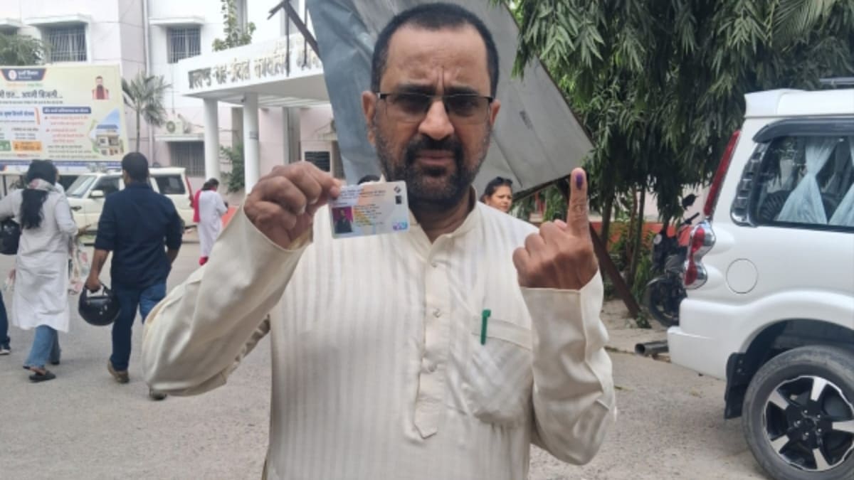 बिहार विधान परिषद चुनाव: नौकरी और बदलाव के मुद्दे पर RJD प्रवक्ता एजाज अहमद ने डाला वोट, 8 सीटों पर मतदान जारी
