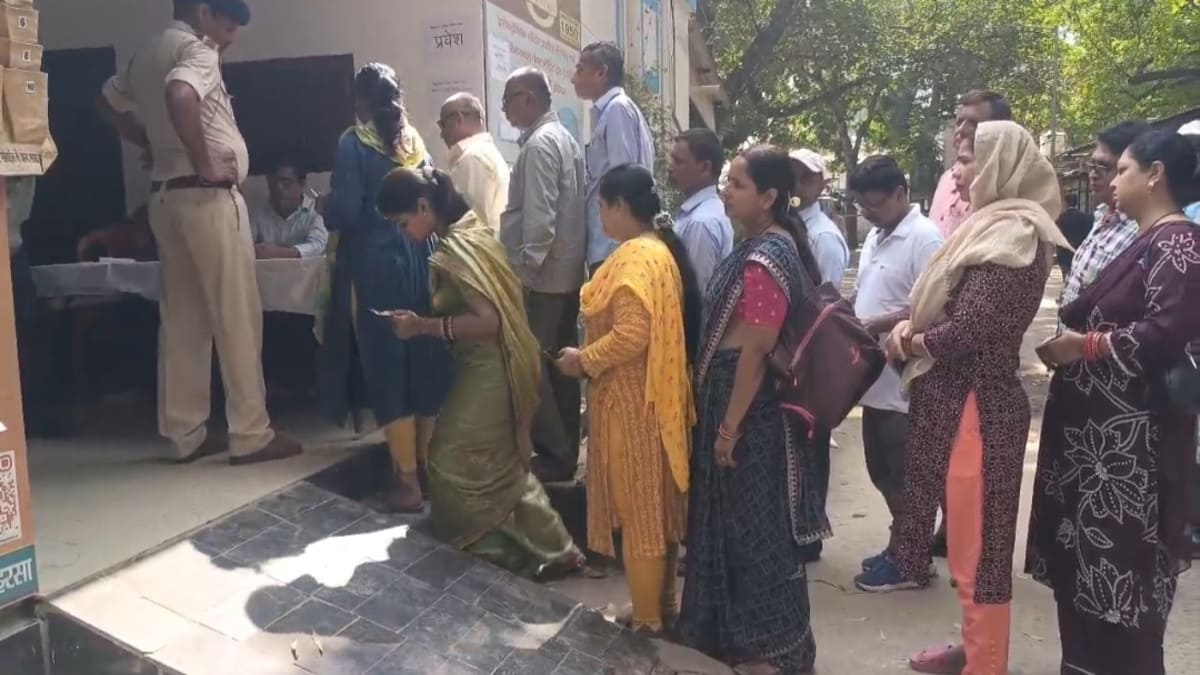 शांतिपूर्ण माहौल में कोसी स्नातक चुनाव का मतदान जारी, 11,498 मतदाता करेंगे 15 उम्मीदवारों के भविष्य का फैसला