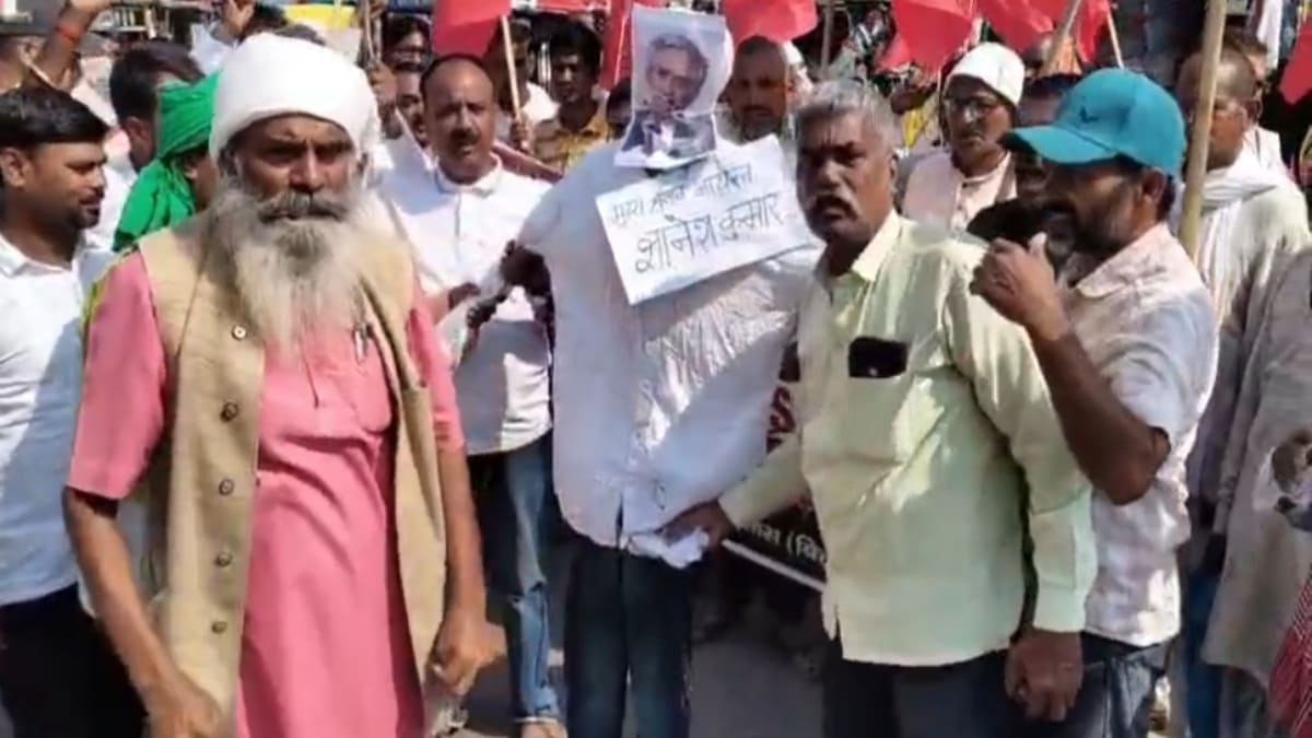 मतदाता सूची से नाम हटाने के खिलाफ सासाराम में फूंक गया चुनाव आयुक्त का पुतला, SIR वापस लेने की मांग