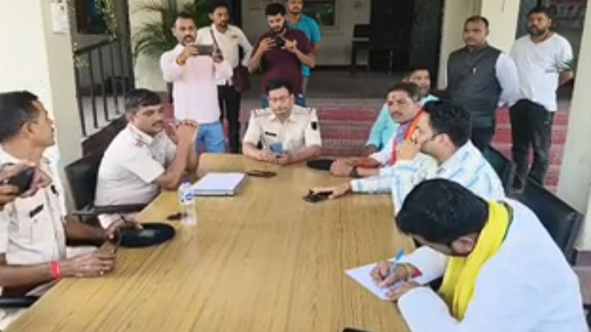 लखीसराय MLC चुनाव: मतदान केंद्र के पास जन सुराज और BJP कार्यकर्ताओं के बीच तीखी झड़प, थाने पहुंचा मामला