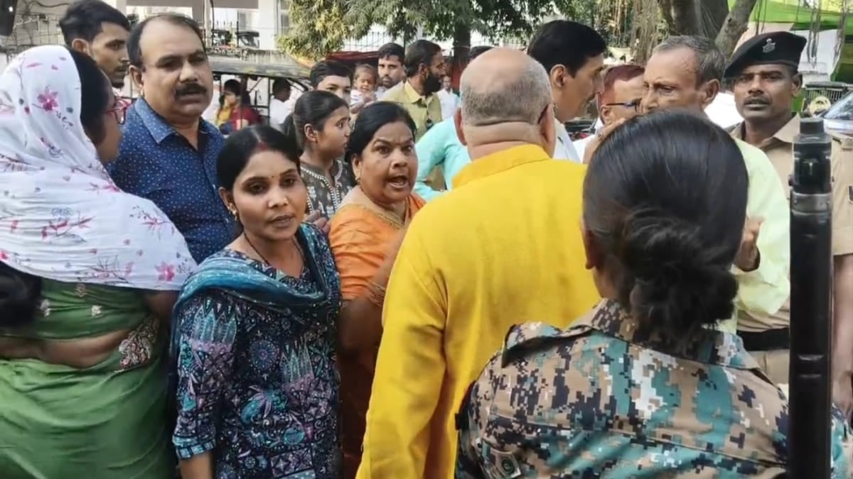 कृषि भवन बूथ पर बीजेपी और जन सुराज समर्थक भिड़े, डायरी वितरण को लेकर हुआ जोरदार हंगामा!