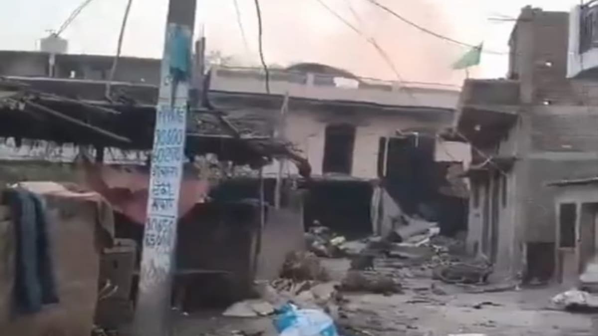 सीवान में पटाखा बनाने के दौरान फैक्ट्री में ब्लास्ट, 5 से अधिक लोगों की मौत, ढह गया दो मंजिला पक्का मकान