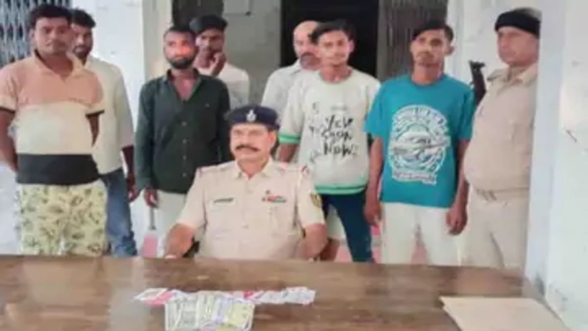मोतिहारी के मझरिया गांव में छापा मारकर 7 जुआरी गिरफ्तार, नकद और ताश बरामद