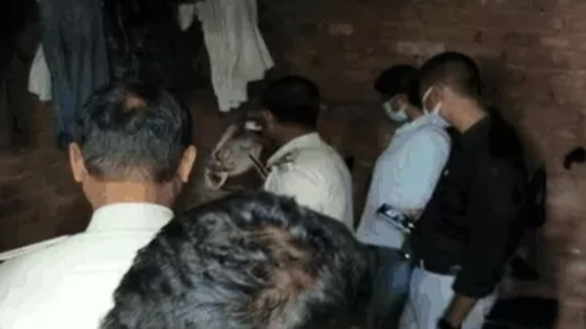 कमरे में कंबल में लिपटा मिला महिला का शव, कैंसर के इलाज से जुड़े कागजात बरामद, साथ रहने वाला सहकर्मी फरार