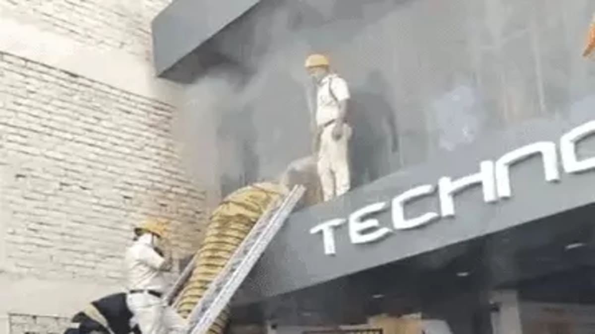 टेक्नो स्पोर्ट मॉल के स्टॉक रूम में लगी भीषण आग, चंद मिनटों में राख हो गए हजारों डिजाइनर कपड़े!
