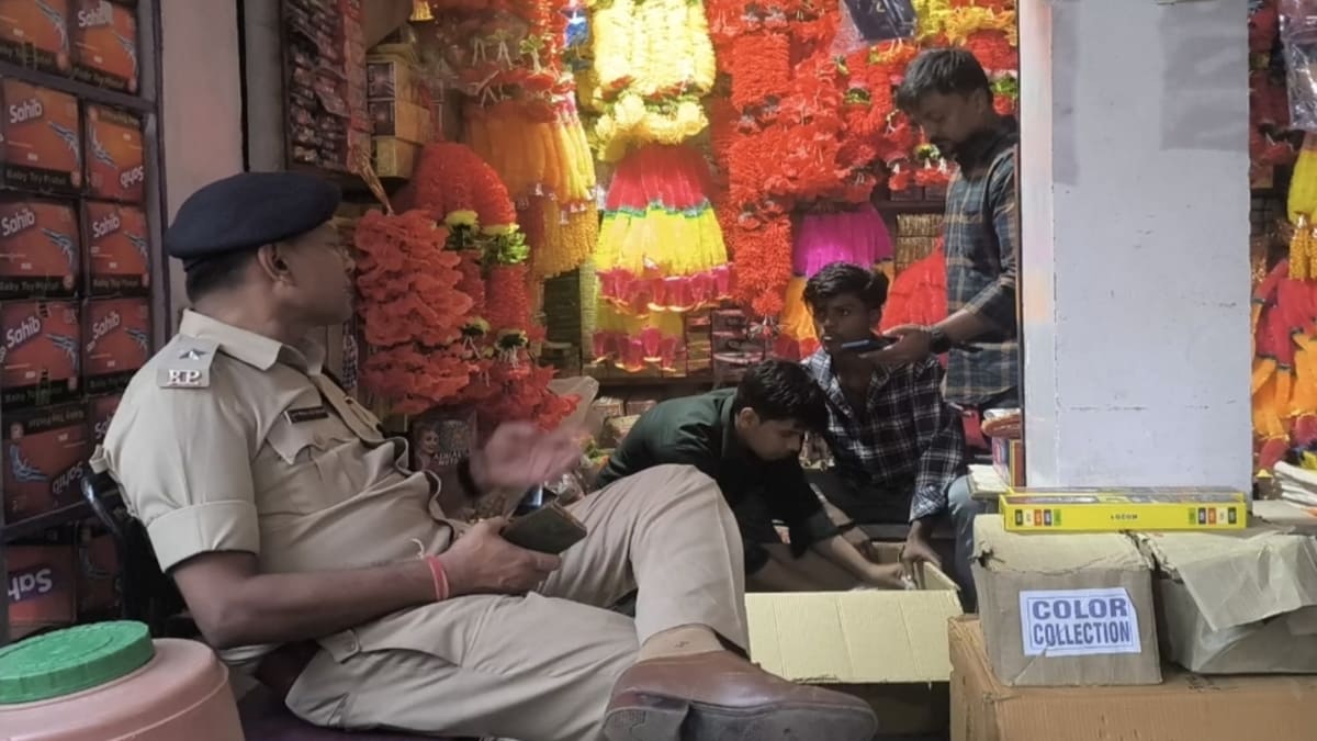 सीवान ब्लास्ट के बाद मुजफ्फरपुर पटाखा मंडी में छापेमारी, 6 दुकानों से पटाखे जब्त!