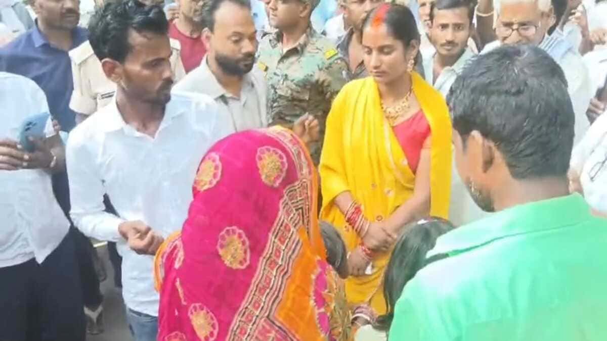 कोर्ट मैरिज करने पहुंचे पति की पहली पत्नी ने चप्पलों से की पिटाई, सोशल मीडिया पर वीडियो वायरल