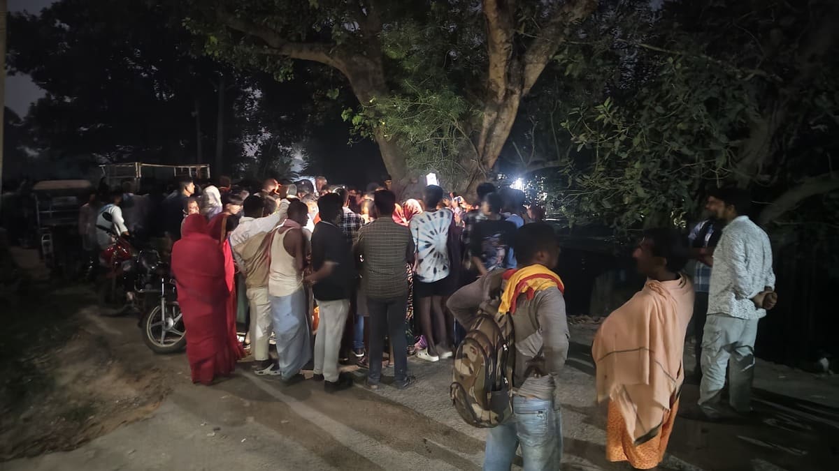 पुलिस से बचने के लिए नदी में कूदे युवक की डूबने से मौत, सड़क पर शव रखकर ग्रामीणों का हंगामा