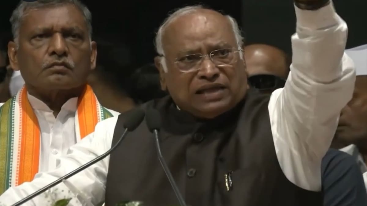 मोदी क्या, उसका बाप भी जाएगा… खड़गे के बिगड़े बोल पर पटना में महासंग्राम, कार्यकर्ता की पिटाई, थाने में शिकायत और माफी की मांग!