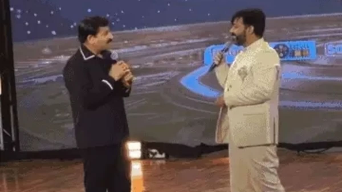 भोजपुरी मंच पर पवन सिंह और मनोज तिवारी का धमाल, रियलिटी शो के ऑफर से लेकर पैर छूने तक, देखें क्या रहा खास!