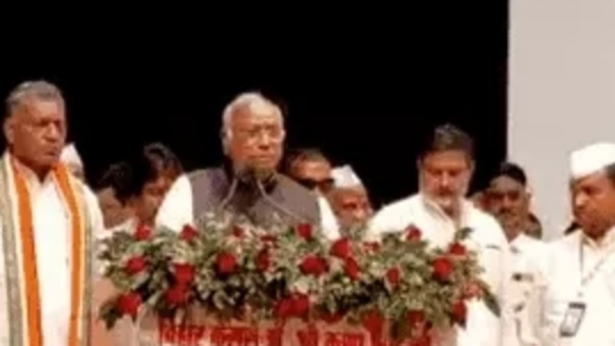 पटना में कांग्रेस का विरोध प्रदर्शन स्थगित, MLC चुनाव की मतगणना के कारण बदला प्लान, खड़गे के विवादित बयान पर घमासान